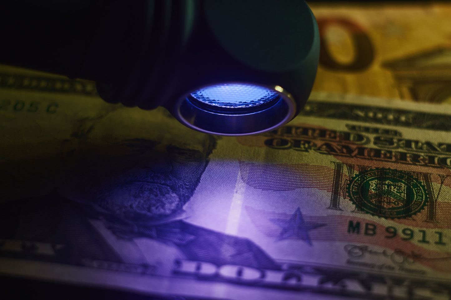 Armytek Wizard C2 WUV Magnet USB Kaltweiß + Ultraviolett