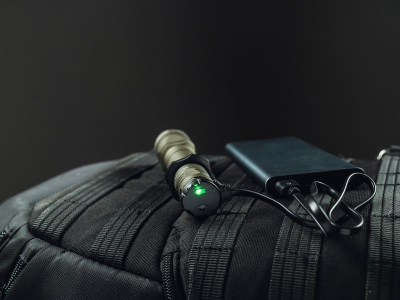 Armytek Dobermann Pro Magnet USB Olive (Weiß / Warmweiß)